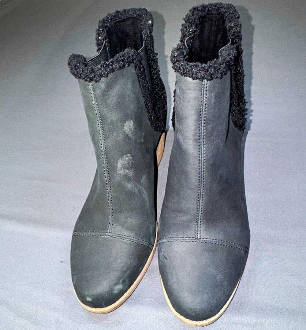 TOMS Black Leather Faux Fur Trim Pull On Ankle Bootie Round Toe US 8.5